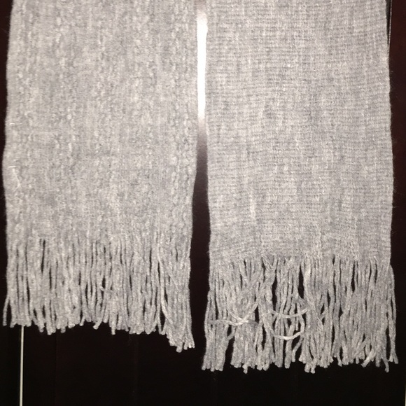 New York and Company Grey scarf - Picture 4 of 4